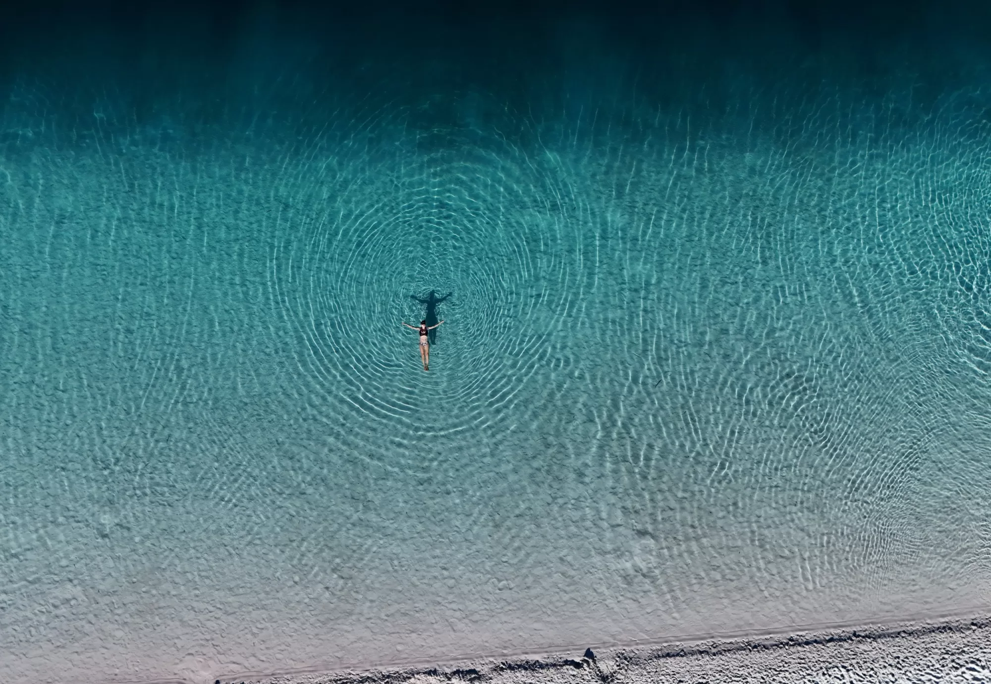 Lucy swimming in Lake McKenzie K´Gari Fraser Island QLD